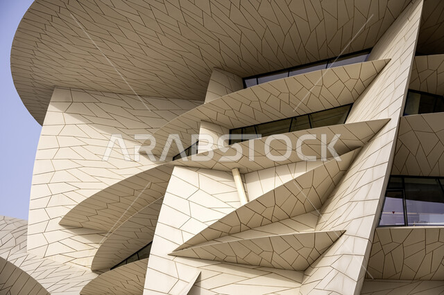 الفن الهندسي المعماري على الطراز الحديث، التشكيل الهندسي لمبنى متحف قطر الوطني على كورنيش الدوحة، المعالم والمتاحف والقصور المشهورة في قطر، النمو والتقدم العمراني، مناطق جذب واستقطاب السائحين للتعرف على التراث والحضارة القطرية