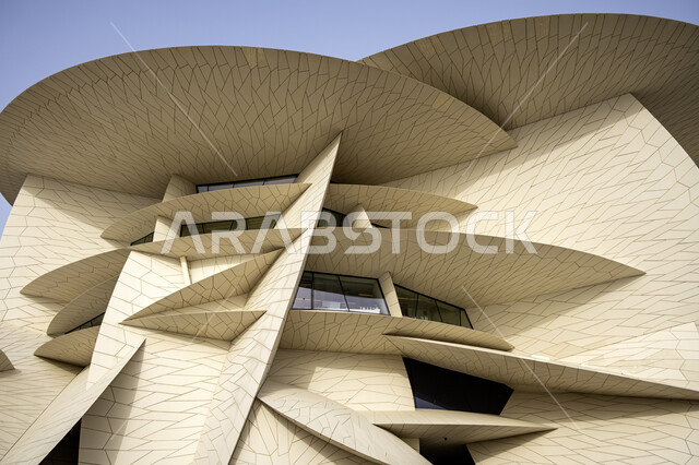 الفن الهندسي المعماري على الطراز الحديث، التشكيل الهندسي لمبنى متحف قطر الوطني على كورنيش الدوحة، المعالم والمتاحف والقصور المشهورة في قطر، النمو والتقدم العمراني، مناطق جذب واستقطاب السائحين للتعرف على التراث والحضارة القطرية