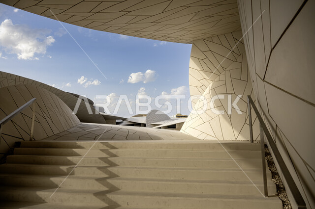 الفن الهندسي المعماري على الطراز الحديث، التشكيل الهندسي لمبنى متحف قطر الوطني على كورنيش الدوحة، المعالم والمتاحف والقصور المشهورة في قطر، النمو والتقدم العمراني، مناطق جذب واستقطاب السائحين للتعرف على التراث والحضارة القطرية