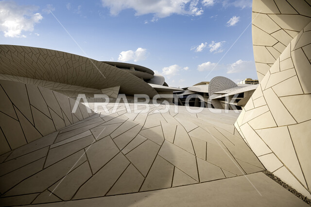 الفن الهندسي المعماري على الطراز الحديث، التشكيل الهندسي لمبنى متحف قطر الوطني على كورنيش الدوحة، المعالم والمتاحف والقصور المشهورة في قطر، النمو والتقدم العمراني، مناطق جذب واستقطاب السائحين للتعرف على التراث والحضارة القطرية