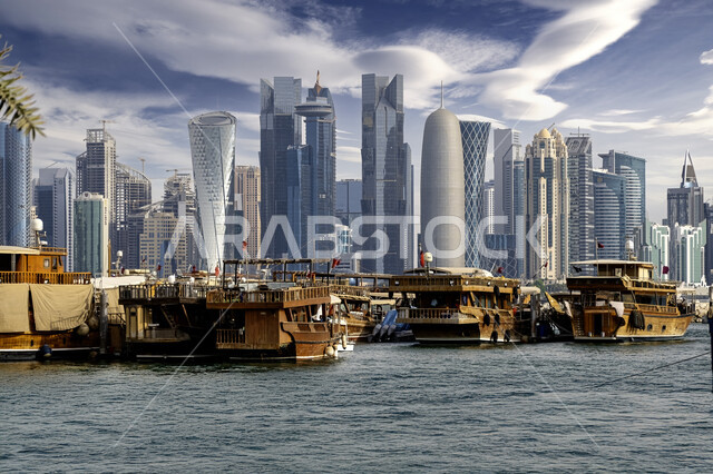 الفن الهندسي المعماري لأبراج وناطحات السحاب في دولة قطر, المباني والمنشآت المطلة على البحر, أماكن ومناطق السياحة في الدوحة, الاستمتاع بالأجواء البحرية الهادئة، السفن واليخوت الفاخرة على شاطئ الخليج العربي