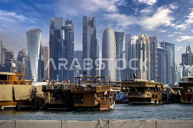 الفن الهندسي المعماري لأبراج وناطحات السحاب في دولة قطر, المباني والمنشآت المطلة على البحر, أماكن ومناطق السياحة في الدوحة, الاستمتاع بالأجواء البحرية الهادئة، السفن واليخوت الفاخرة على شاطئ الخليج العربي