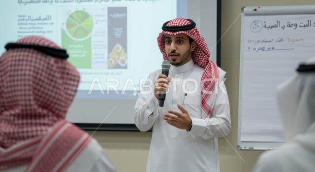 المشاركة بالمؤتمرات الثقافية، اتقان فن الالقاء والخطابة، مهارات التحدث والحوار، شاب عربي خليجي سعودي يرتدي الثوب التقليدي والشماغ يقوم بتقديم ورش العمل والدورات التدريبية باستخدام مكبر الصوت، ايماءات وتعابير الاندماج والتركيز والثقة بالنفس