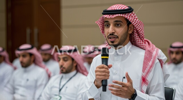 المشاركة بالمؤتمرات الثقافية، اتقان فن الالقاء والخطابة، مهارات التحدث والحوار، شاب عربي خليجي سعودي يرتدي الثوب التقليدي والشماغ يقوم بتقديم ورش العمل والدورات التدريبية باستخدام مكبر الصوت، ايماءات وتعابير الاندماج والتركيز والثقة بالنفس