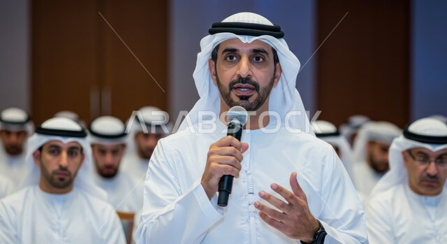مهارات التحدث والحوار، شاب عربي خليجي اماراتي يرتدي الكندورة والغترة يقوم بتقديم ورش العمل والدورات التدريبية باستخدام مكبر الصوت، ايماءات وتعابير الاندماج والتركيز والثقة بالنفس، المشاركة بالمؤتمرات الثقافية، اتقان فن الالقاء والخطابة