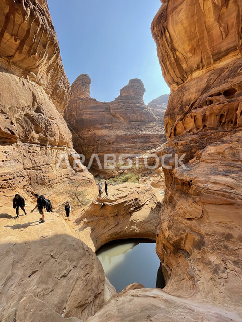الطبيعة الصخرية للجبال في الصحراء, التضاريس والمرتفعات الجبلية في المناطق الصحراوية, المعالم الطبيعية السياحية في المملكة العربية السعودية، مكان سياحي طبيعي مشهور