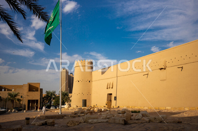 متحف المصمك التاريخي في مدينة الرياض في المملكة العربية السعودية، معالم الرياض التاريخية السياحية القديمة، الهندسة المعمارية القديمة، أماكن أثرية تاريخية في السعودية، العلم السعودي في قصر المصمك التراثي