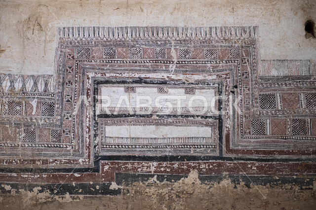 التراث اللامادي، حائط قديم مهترئ منقوش، تصميم سعودي للنقوش العربيه الاصيله، فن حرفي تراثي، التراث الشعبي لزخرفة السدو بأشكال هندسية، الحرف والمهن اليدوية التقليدية في المملكة العربيه السعودية