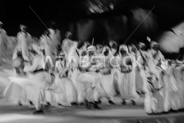 المهرجانات الشعبية والرقص بالسيوف والأهازيج في المناسبات والأعياد الوطنية، ارتداء ازياء العرضة النجدية، ذكرى اليوم الوطني السعودي في 23 سبتمبر، الاحتفال بيوم العلم 11 مارس