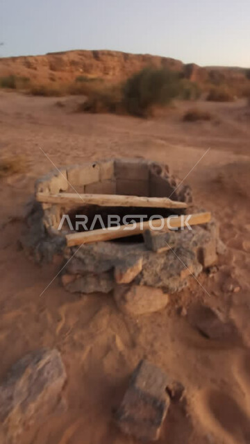 بئر مائي تقليدي في النهار, بئر عميق مبني على الطراز الطيني القديم، الأحياء والأزقة الشعبية القديمة، المدن والقرى التاريخية في المملكة العربية السعودية, أماكن ومعالم السياحة المشهورة
