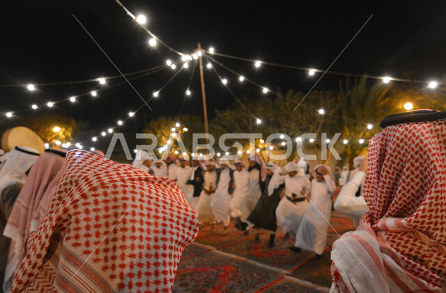 المهرجانات الشعبية والرقص بالسيوف والأهازيج في المناسبات والأعياد الوطنية، ارتداء ازياء العرضة النجدية، ذكرى اليوم الوطني السعودي في 23 سبتمبر، الاحتفال بيوم العلم 11 مارس