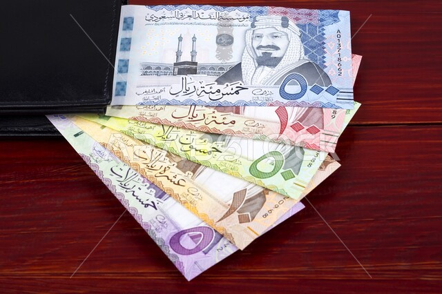 توفير وإدخار الأموال، النقود والعملات الورقية المتداولة, مصرف المملكة العربية السعودية المركزي، قطع من أوراق نقدية من فئات مختفلة من الريال السعودي، العملة الرسمية للدولة، مفهوم التمويل والاستثمار المالي، خلفية بيضاء