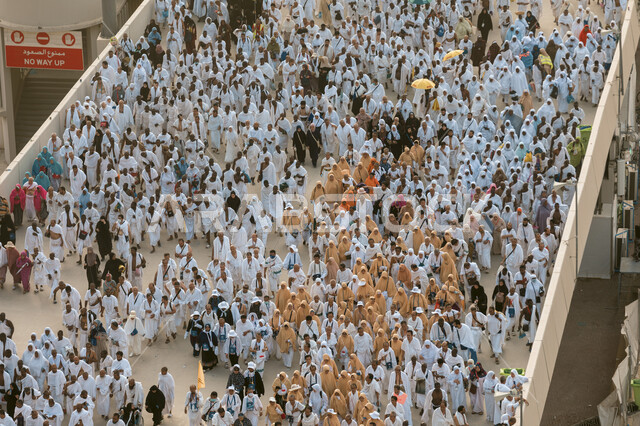 مفهوم العبادة والتقرب إلى الله، الحجاج والمعتمرين في مكة المكرمة، آدء مناسك الحج في يوم عرفة, مقصد المسلمين من أنحاء العالم, مكان ومعلم إسلامي ديني مقدس في المملكة العربية السعودية