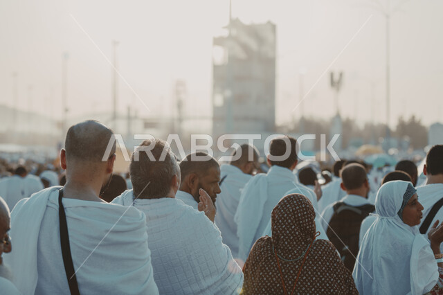 مفهوم العبادة والتقرب إلى الله، الحجاج والمعتمرين في مكة المكرمة، آدء مناسك الحج في يوم عرفة, مقصد المسلمين من أنحاء العالم, مكان ومعلم إسلامي ديني مقدس في المملكة العربية السعودية