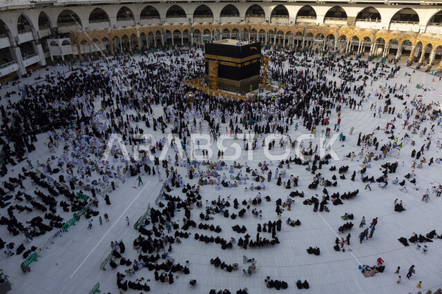 بيت الله الحرام في ساحات الحرم المكي الشريف، طواف الحجاج والمسلمين حول الكعبة المشرفة بمكة المكرمة, مقصد المسلمين من أنحاء العالم، أداء مناسك الحج والعمرة، الأماكن والمعالم الدينية الإسلامية المقدسة في المملكة العربية السعودية, العبادة والتقرب إلى الله تعالى