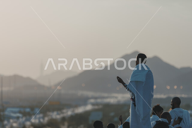 مفهوم العبادة والتقرب إلى الله، الحجاج والمعتمرين في مكة المكرمة، آدء مناسك الحج في يوم عرفة, مقصد المسلمين من أنحاء العالم, مكان ومعلم إسلامي ديني مقدس في المملكة العربية السعودية
