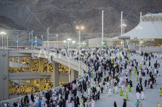 مفهوم العبادة والتقرب إلى الله، الحجاج والمعتمرين في مكة المكرمة، آدء مناسك الحج في يوم عرفة, مقصد المسلمين من أنحاء العالم, مكان ومعلم إسلامي ديني مقدس في المملكة العربية السعودية