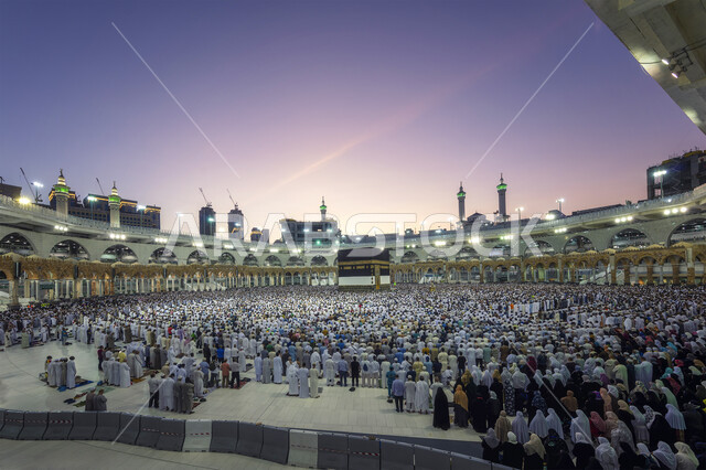 بيت الله الحرام في ساحات الحرم المكي الشريف، طواف الحجاج والمسلمين حول الكعبة المشرفة بمكة المكرمة, مقصد المسلمين من أنحاء العالم، أداء مناسك الحج والعمرة، الأماكن والمعالم الدينية الإسلامية المقدسة في المملكة العربية السعودية, العبادة والتقرب إلى الله تعالى