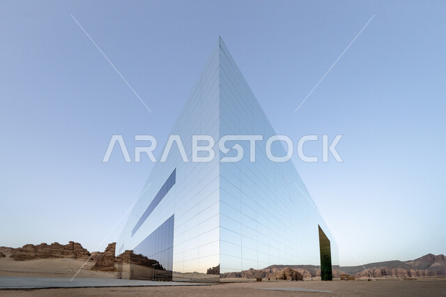  انعكاس الطبيعة الصخرية والتكوين والتشكيل الصخري على الزجاج في النهار، رحلات السفاري الترفيهية الممتعة، معلم سياحي تاريخي ترفيهي، قاعة المرايا للحفلات الموسيقية وسط صحراء العلا في المملكة العربية السعودية