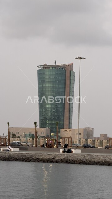 مبنى جامعة جازان المطل على شاطئ البحر الاحمر جنوب غرب الممكلة العربية السعودية في النهار، وجهة طبيعية سياحية، الفن الهندسي المعماري للأبراج والمؤسسات التعليمية على سواحل الخليج العربي، خلفية الطبيعة 