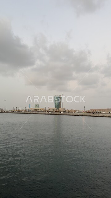 مبنى جامعة جازان المطل على شاطئ البحر الاحمر جنوب غرب الممكلة العربية السعودية في النهار، وجهة طبيعية سياحية، الفن الهندسي المعماري للأبراج والمؤسسات التعليمية على سواحل الخليج العربي، خلفية الطبيعة 