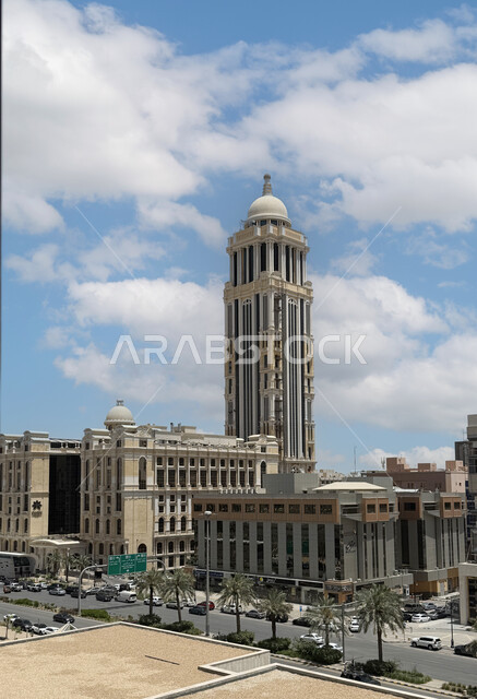 برج فندق نارسيسوس في مدينة الرياض في النهار، الفن الهندسي المعماري للأبراج وناطحات السحاب على الطراز الحديث في العاصمة، المدن والمعالم السياحية المشهورة، التقدم والتطور في عمارة المباني في المملكة العربية السعودية