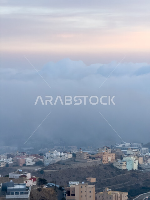 البيوت والمباني السكنية على الجبل, التضاريس والبيئة الجبلية لمنطقة أبها في عسير، سلاسل الجبال الصخرية والقمم العالية في النهار،  أماكن طبيعية للسياحة في المملكة العربية السعودية