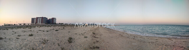  الاستمتاع بامواج البحر الهادئة على ساحل الخليج العربي، فندب بودل الجبيل المطر على شاطئ البحر في النهار، الطبيعة البحرية والاماكن الساحلية السياحية، الشواطئ والسواحل الصخرية الطبيعية في المملكة العربية السعودية، خلفية الطبيعة