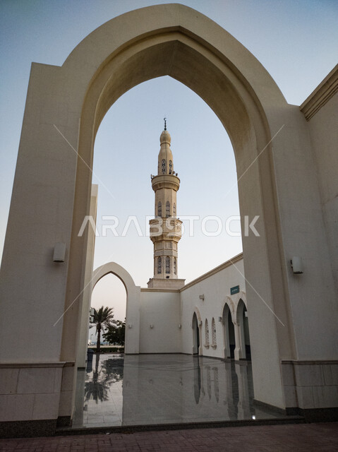 مسجد دارين في مدينة الجبيل الصناعية في المنطقة الشرقية، الفن الهندسي المعماري للمساجد ودور العبادة في المملكة العربية السعودية، دعوة المسلمون لاداء الفرائض والصلاة في الجامع، مفهوم العبادة والتقرب الى الله