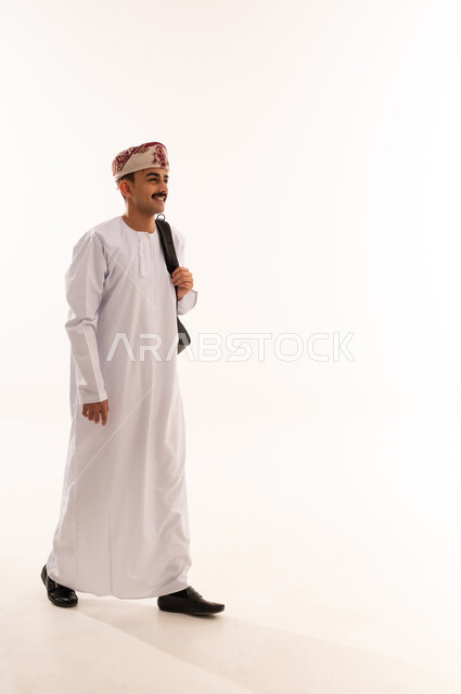المشي الى الجامعة بايماءات  السعاده، الاستعداد للعام الجامعي الجديد، بورتريه لطالب عربي خليجي عماني يرتدي الدشداشة والكمة يحمل حقيبة على ظهره ,التعليم العالي في الجامعات والكليات الأكاديمية في سلطنة عمان، الجسم بالطول الكامل، خلفية بيضاء