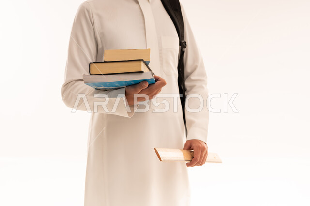 إدارة المشاريع الهندسية، بورتريه  مقرب طالب جامعي يرتدي الزي الخليجي السعودي يحمل بيده كتب ومعدات الهندسة ، تدوين الملاحظات وكتابة تقارير وأبحاث علمية، التعليم في المملكة العربية السعودية ، مهن ووظائف هندسية ، خلفية زرقاء