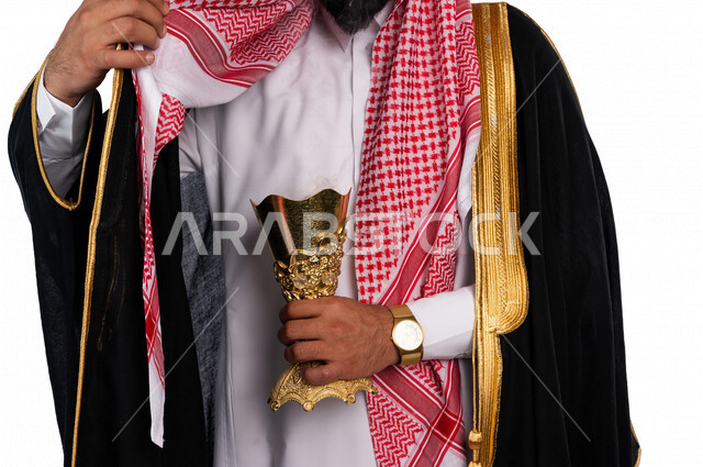 بورتريه لعريس عربي سعودي يحمل حامل البخور( المبخرة ) ، التطيب بالبخور والعود ، استخدام خشب العود في المناسبات، أجمل اطلالة لعريس سعودي في يوم زفافه ، يرتدي الزي السعودي الرسمي ، ليلة العمر، مناسبات وأفراح، أصالة العادات والتقاليد السعودية