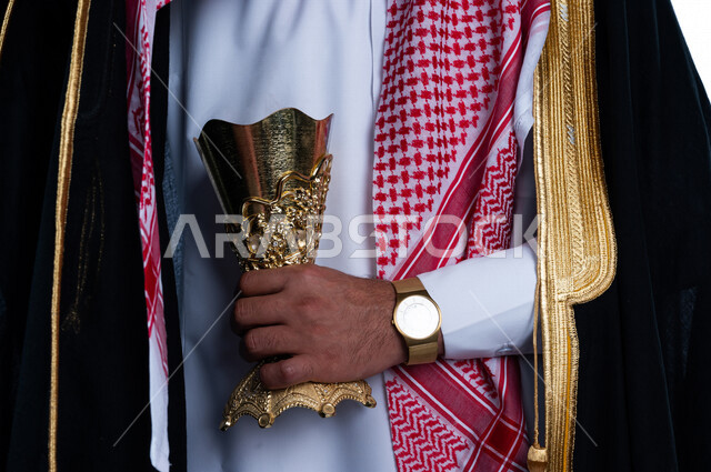 بورتريه لعريس عربي سعودي يحمل حامل البخور( المبخرة ) ، التطيب بالبخور والعود ، استخدام خشب العود في المناسبات، أجمل اطلالة لعريس سعودي في يوم زفافه ، يرتدي الزي السعودي الرسمي ، ليلة العمر، مناسبات وأفراح، أصالة العادات والتقاليد السعودية