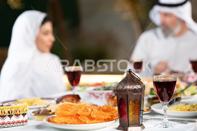 أجواء شهر رمضان المبارك، الأطباق والأصناف العربية الشرقية اللذيذة، صورة مقربه لمائدة طعام مليئة بالوجبات المتنوعة الرمضانية، سفرة من المأكولات الشعبية التقليدية الشهية، العزائم والولائم في الأعياد والمناسبات الإسلامية، ديكور وزينة المناسبات الإسلامية