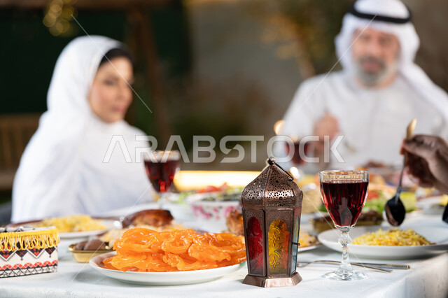الأطباق والأصناف العربية الشرقية اللذيذة،  صورة مقربه لمائدة طعام مليئة بالوجبات المتنوعة الرمضانية، سفرة من المأكولات الشعبية التقليدية الشهية، أجواء شهر رمضان المبارك، العزائم والولائم في الأعياد والمناسبات الإسلامية، ديكور وزينة المناسبات الإسلامية