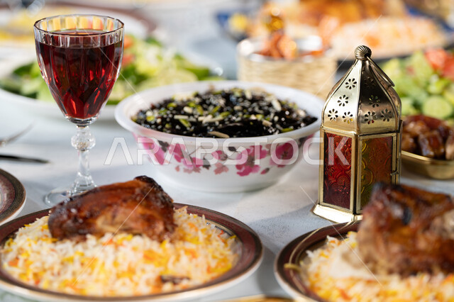 موائد رمضان المبارك، حلول موعد الإفطار عند اذان المغرب، صورة مقربه لسفرة مليئة بأصناف المأكولات والمقبلات الشهية، مطاعم ومطابخ الامارات العربية، أداء فريضة الصيام ، أطعمة شعبيه تقليديه