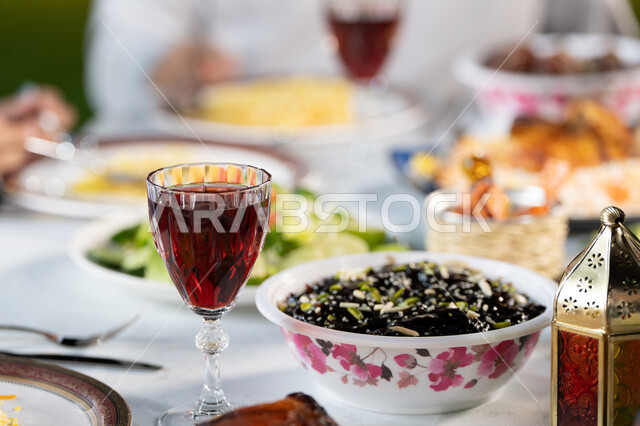 حلول موعد الإفطار عند اذان المغرب، صورة مقربه لسفرة مليئة بأصناف المأكولات والمقبلات الشهية، مطاعم ومطابخ الامارات العربية، أداء فريضة الصيام ، أطعمة شعبيه تقليديه، موائد رمضان المبارك