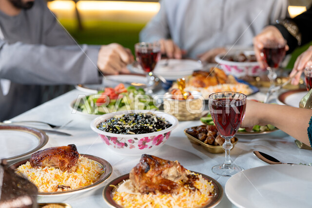 اجتماع العائلة حول مائدة الطعام، سفرة إفطار مليئة بأطباق من المأكولات والمقبلات الشهية في شهر رمضان المبارك, صورة مقربة لطاولة طعام متنوعة الأصناف في أحد المطاعم الامارات، الولائم والعزائم