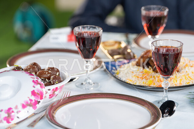 الوجبات والأطباق الرئيسية على مائدة الطعام، سفرة مليئة بأصناف المأكولات والمقبلات الشهية، مطاعم ومطابخ االامارات العربيه، أنواع الأطعمة الشرقية العربية في موائد رمضان المبارك، حلول موعد الإفطار عند اذان المغرب