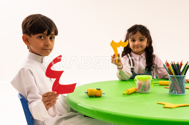 تعلم الأرقام والأعداد العربية وأشكالها،  بوتريه لاولاد عرب خليجيين سعوديين يرتدون الزي الكاجوال يتعلمون الحساب، نشاطات ترفيهية وتعليمية تساعد على تنمية القدرات الفكرية، التعاون والمشاركة بين اولاد الروضة في تعلم الرياضيات، خلفية بيضاء