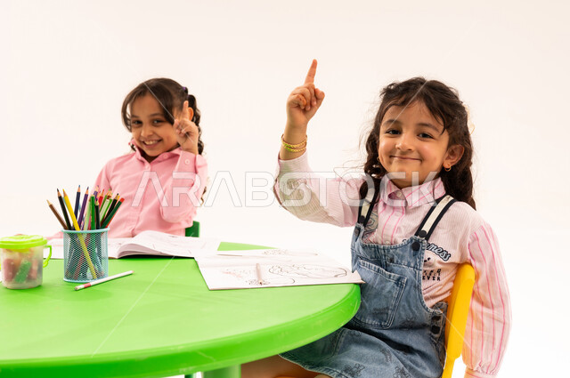 رفع اليد والمشاركة، تقوية المهارات الفنية بالرسم والتلوين، الجلسات والحصص التعليمية في الروضات السعودية، بورتريه لطلاب عرب خليجيين سعوديين يقومون بتلوين الرسومات بايماءات السرور، القيام بالمهارات والأنشطة المختلفة لتنمية القدرات العقلية والذهنية، خلفية بيضاء