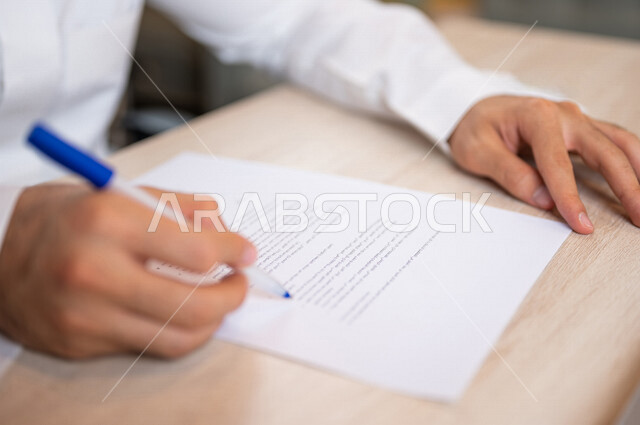 رجل عربي خليجي سعودي يمسك بيده ورقة عرض مالي، قراءة بنود العرض، التحقق والتدقيق في العرض المالي، الموافقة على العرض المالي