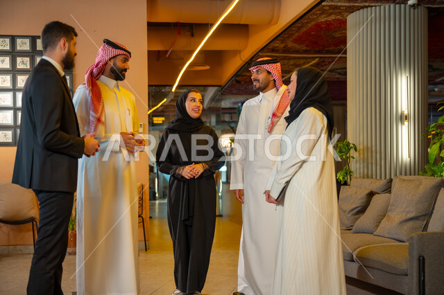 ايماءات وتعابير السرور والسعادة، مجموعة من الموظفين العرب الخليجيين السعوديين يستعدون لحضور الاجتماع الصباحي في مقر الشركة، بيئة العمل المريحة في شركات المملكة العربية السعودية، النقاش وتبادل الحوار والمعلومات