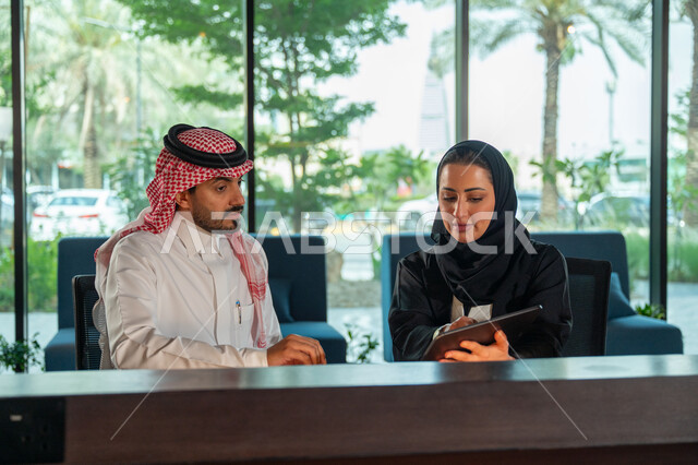  تطوير العمل وحل المشكلات، مهن ووظائف سعودية مكتبية، تبادل الاراء والخبرات، اجتماع رجل وسيدة اعمال عربيان سعوديان خليجيان في مقر الشركة، ادارة العمل باستخدام التابليت، مناقشة وتوزيع مهام العمل، بيئة العمل السعودي، الوحده والعمل الجماعي، تحقيق اهداف الشركة