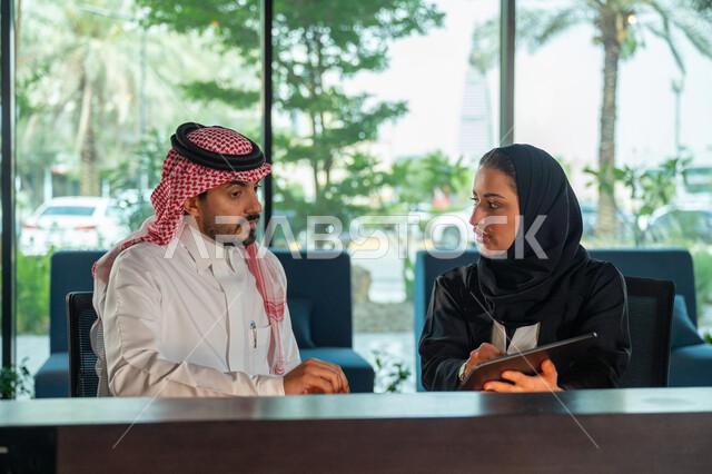  تطوير العمل وحل المشكلات، مهن ووظائف سعودية مكتبية، تبادل الاراء والخبرات، اجتماع رجل وسيدة اعمال عربيان سعوديان خليجيان في مقر الشركة، ادارة العمل باستخدام التابليت، مناقشة وتوزيع مهام العمل، بيئة العمل السعودي، الوحده والعمل الجماعي، تحقيق اهداف الشركة