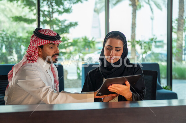  تطوير العمل وحل المشكلات، مهن ووظائف سعودية مكتبية، تبادل الاراء والخبرات، اجتماع رجل وسيدة اعمال عربيان سعوديان خليجيان في مقر الشركة، ادارة العمل باستخدام التابليت، مناقشة وتوزيع مهام العمل، بيئة العمل السعودي، الوحده والعمل الجماعي، تحقيق اهداف الشركة