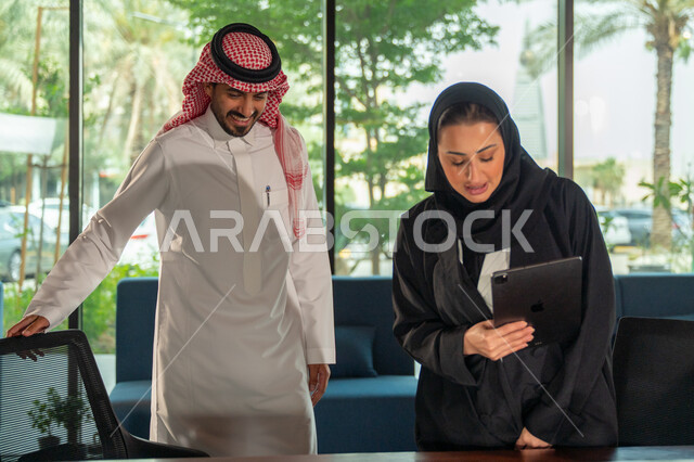  تطوير العمل وحل المشكلات، مهن ووظائف سعودية مكتبية، تبادل الاراء والخبرات، اجتماع رجل وسيدة اعمال عربيان سعوديان خليجيان في مقر الشركة، ادارة العمل باستخدام التابليت، مناقشة وتوزيع مهام العمل، بيئة العمل السعودي، الوحده والعمل الجماعي، تحقيق اهداف الشركة