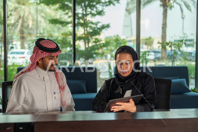  تطوير العمل وحل المشكلات، مهن ووظائف سعودية مكتبية، تبادل الاراء والخبرات، اجتماع رجل وسيدة اعمال عربيان سعوديان خليجيان في مقر الشركة، ادارة العمل باستخدام التابليت، مناقشة وتوزيع مهام العمل، بيئة العمل السعودي، الوحده والعمل الجماعي، تحقيق اهداف الشركة
