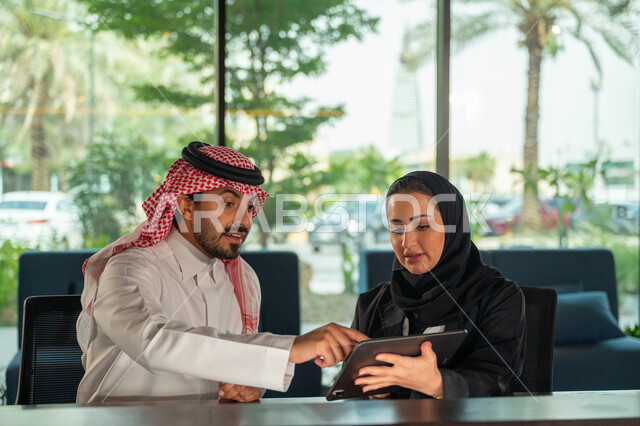  تطوير العمل وحل المشكلات، مهن ووظائف سعودية مكتبية، تبادل الاراء والخبرات، اجتماع رجل وسيدة اعمال عربيان سعوديان خليجيان في مقر الشركة، ادارة العمل باستخدام التابليت، مناقشة وتوزيع مهام العمل، بيئة العمل السعودي، الوحده والعمل الجماعي، تحقيق اهداف الشركة