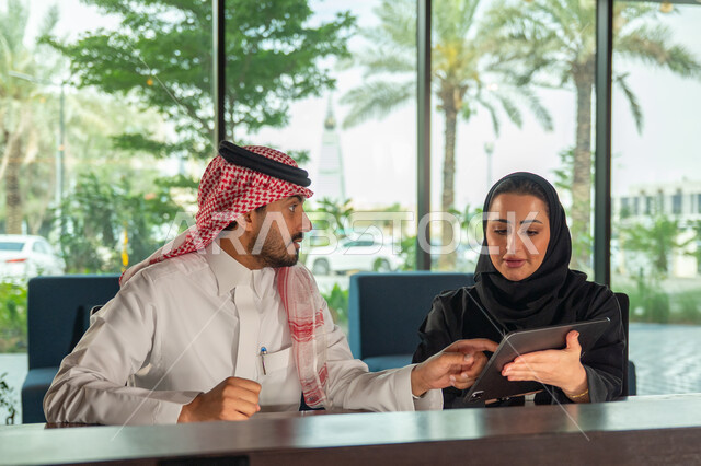  تطوير العمل وحل المشكلات، مهن ووظائف سعودية مكتبية، تبادل الاراء والخبرات، اجتماع رجل وسيدة اعمال عربيان سعوديان خليجيان في مقر الشركة، ادارة العمل باستخدام التابليت، مناقشة وتوزيع مهام العمل، بيئة العمل السعودي، الوحده والعمل الجماعي، تحقيق اهداف الشركة